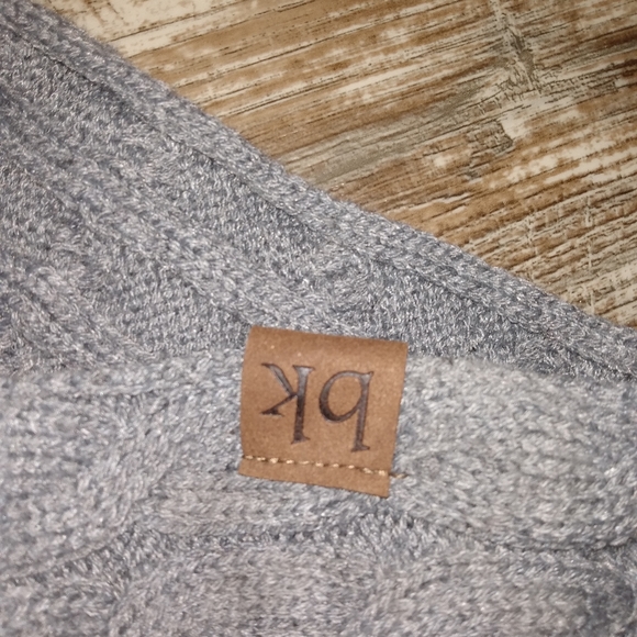 Women's scarves - Picture 2 of 2